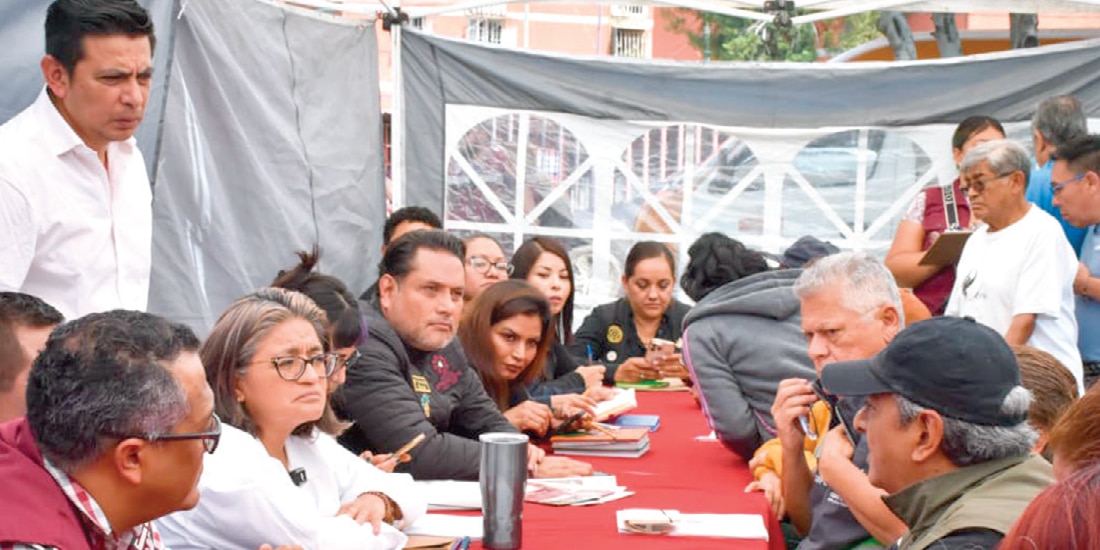 ALEIDA ALAVEZ atiende las demandas de vecinos de Aztahuacán, el viernes