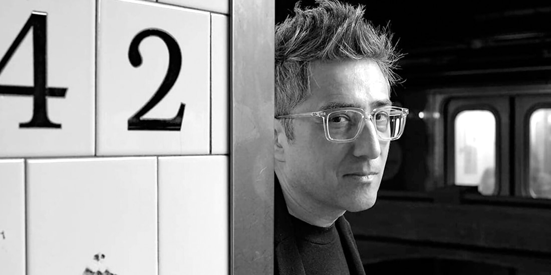 El autor Patricio Pron, en una sesión de fotos