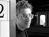 El autor Patricio Pron, en una sesión de fotos