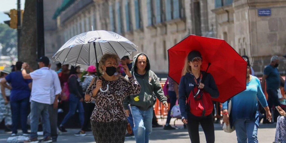 Habitantes de la CDMX padeciendo por el calor.