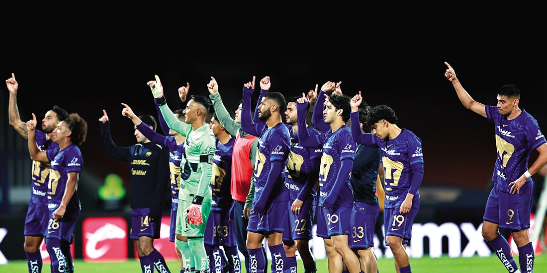 Futbolistas de la UNAM celebran con su gente el pasado domingo.