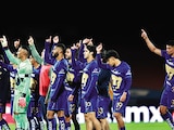 Futbolistas de la UNAM celebran con su gente el pasado domingo.