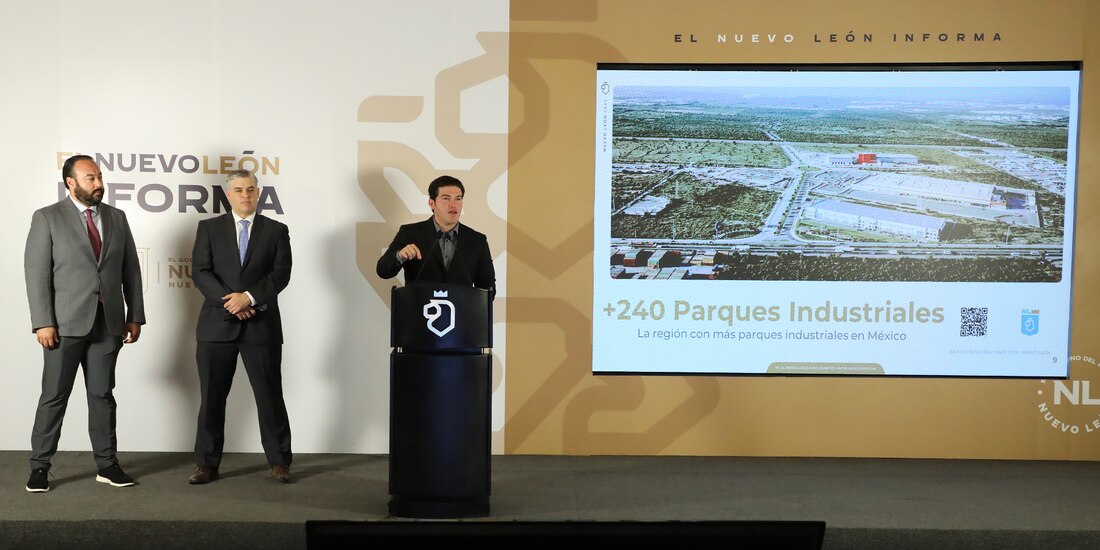 El Gobernador en el momento de dar la información.