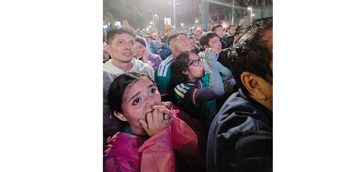 MEXICANOS en el Monumento a la Revolución durante el último partido de la SN, ayer.