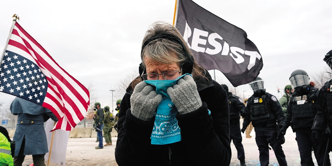Una mujer se cubre la cara durante una manifestación contra la presencia de agentes federales de inmigración en Minneapolis, ayer.