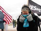 Una mujer se cubre la cara durante una manifestación contra la presencia de agentes federales de inmigración en Minneapolis, ayer.