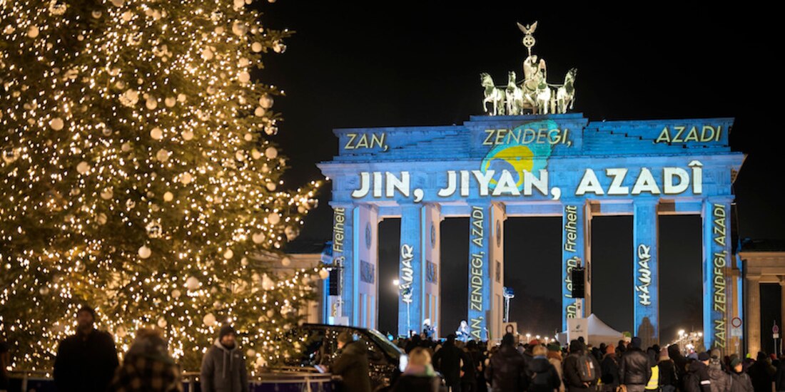 Alemania se solidariza con lucha iraní al proyectar la consigna “mujer, vida, libertad” en recintos históricos.