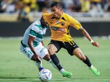 Orbelín Pineda conduce el balón en un partido del AEK Atenas.