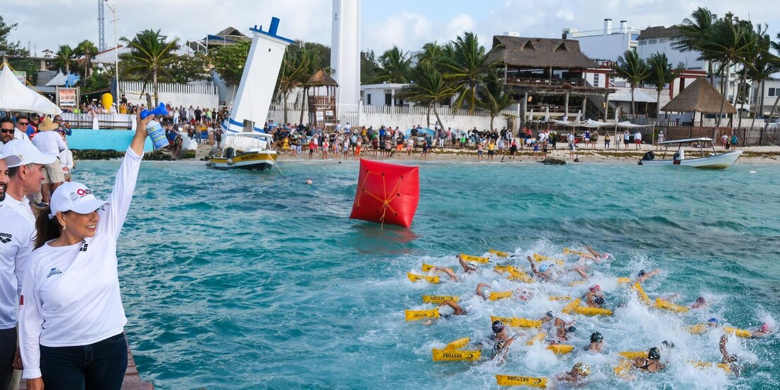 Mara Lezama da el banderazo de salida en el muelle recién rehabilitado de Puerto Morelos.