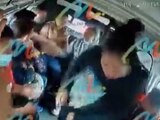 La imagen muestra el momento en que dos mujeres en Ecatepec asaltan a los pasajeros de una unidad de transporte público