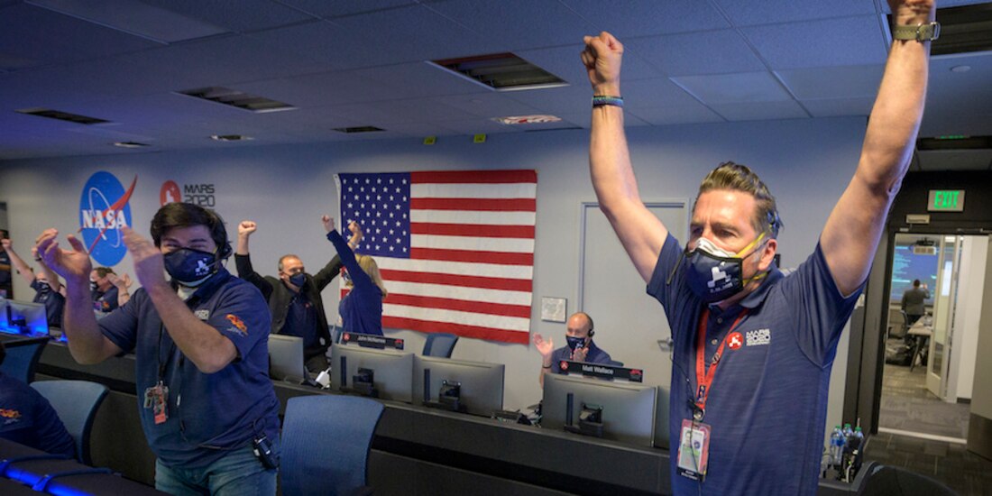 Equipo de la NASA celebra la llegada del vehículo al planeta rojo.