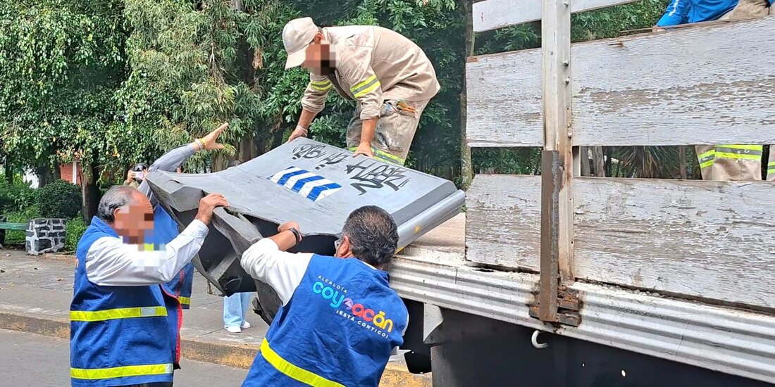 El personal de la alcaldía Coyoacán retira estructuras de metal y otros objetos que obstruyen la vía pública.