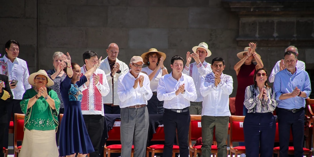 La presidenta Claudia Sheinbaum junto a su gabinete, en el Zócalo.
