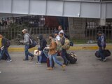 Migrantes que cruzan la frontera entre México y Estados Unidos por vías legales.