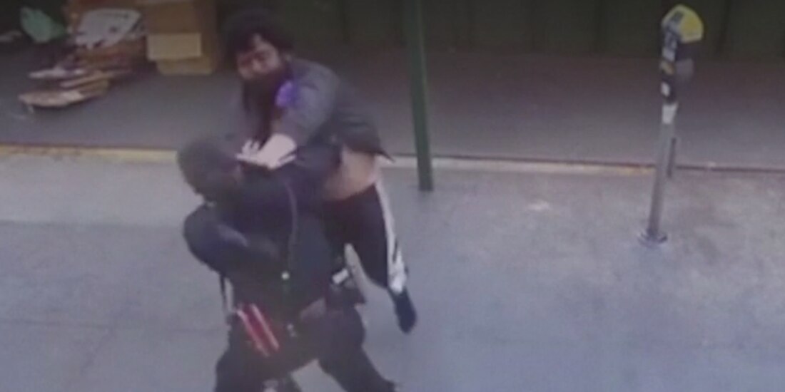 El sujeto se abalanzó sobre la policía y comenzó a golpearla