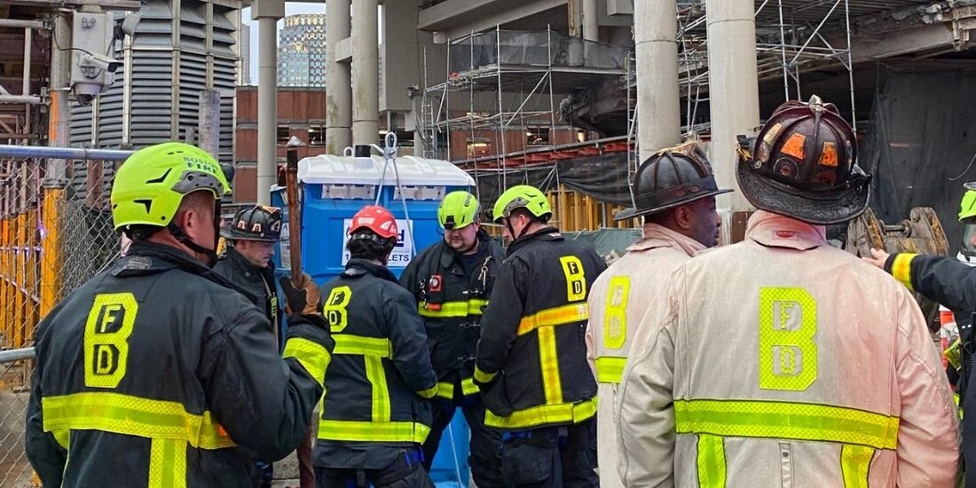 Elementos del Departamento de Bomberos de Boston laboran en el lugar donde ocurrió el derrumbe del estacionamiento
