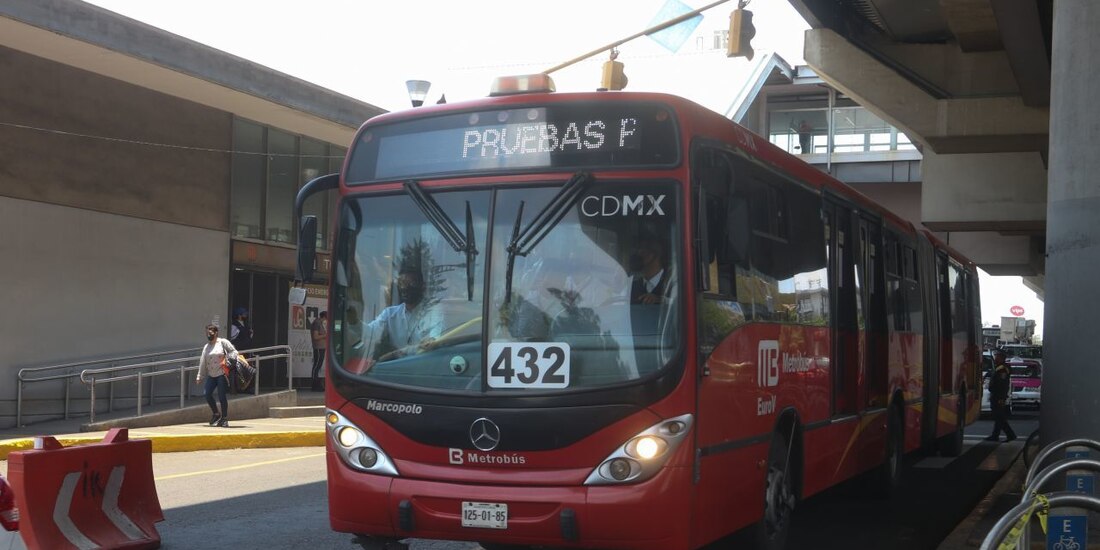 Oficiales de la SSC auxiliaron a una persona con discapacidad, que se extravió en una estación del Metrobús