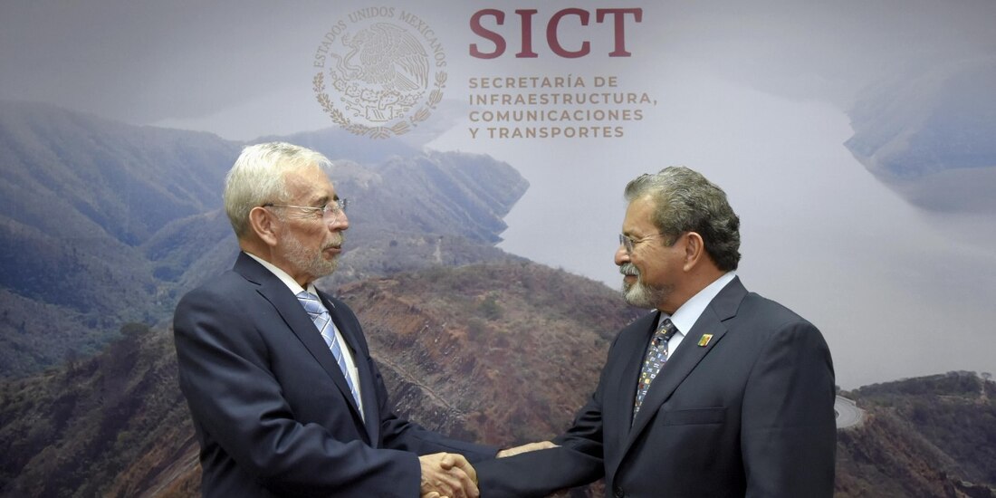 Jorge Arganis Díaz, titular de la SICT, presenta a Carlos Velázquez como director del AICM.