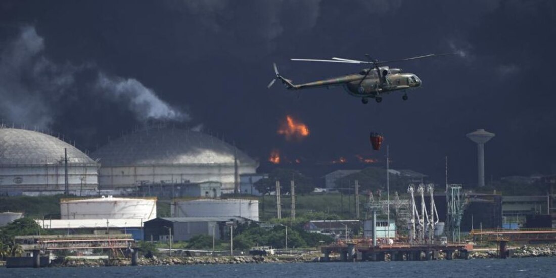 Incendio en depósito de combustible crudo en Cuba.