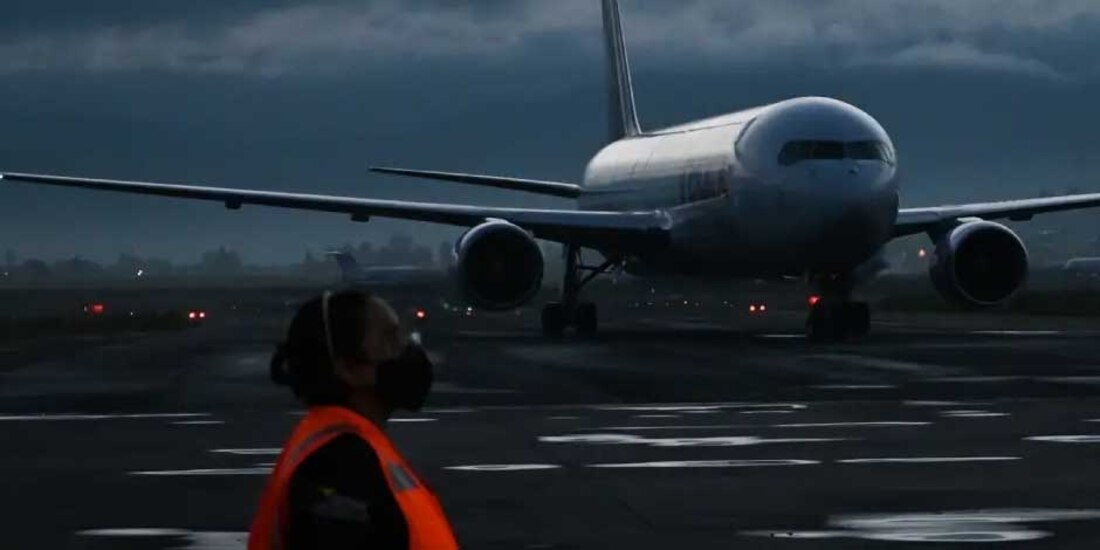 Debido a la fuerte lluvia que cayó hoy, en el AICM se suspendieron temporalmente las operaciones de despegue y aterrizaje.