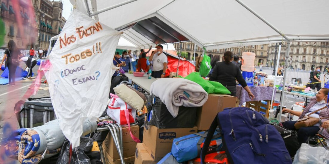 Familiares de desaparecidos en el Zócalo