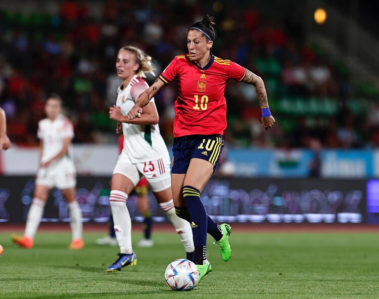 Jennifer Hermoso conduce el balón en un duelo con España.
