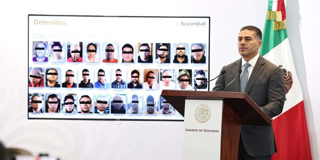 Omar García Harfuch, secretario de Seguridad y Protección Ciudadana, anuncia el desmantelamiento de un grupo delictivo dedicado al huachicol.