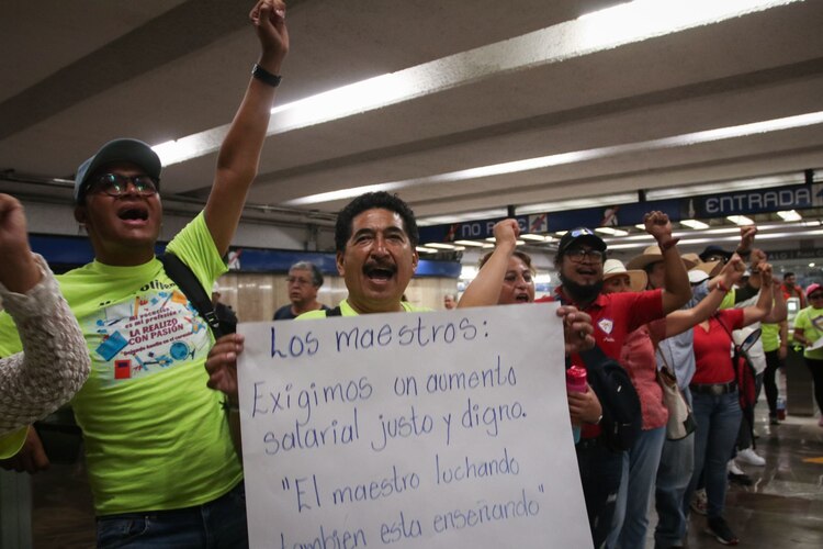 Maestros de la CNTE se manifiestan de manera pacífica en las inmediaciones del transporte colectivo Metro estación Zócalo y otras de la línea 2 dejando pasar a transeúntes sin pagar pasaje y exigiendo mesa de diálogo que atienda sus puntos como el cumplimiento al aumento salarial.