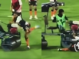 Futbolista es atropellado por uno de los jardineros.