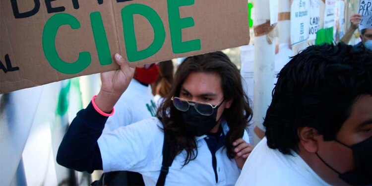 Poco antes de las 13:00 horas, la comunidad del CIDE arribó a la puerta principal de las instalaciones con pancartas en mano y megáfonos