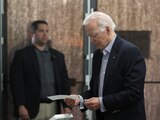 El presidente de EE. UU., Joe Biden, se prepara para emitir su voto durante la votación anticipada para las elecciones intermedias de EE. UU. de 2022 con su nieta Natalie (no aparece en la foto), votante por primera vez, en un colegio electoral en Wilmington, Delaware, EE. UU., el 29 de octubre de 2022.