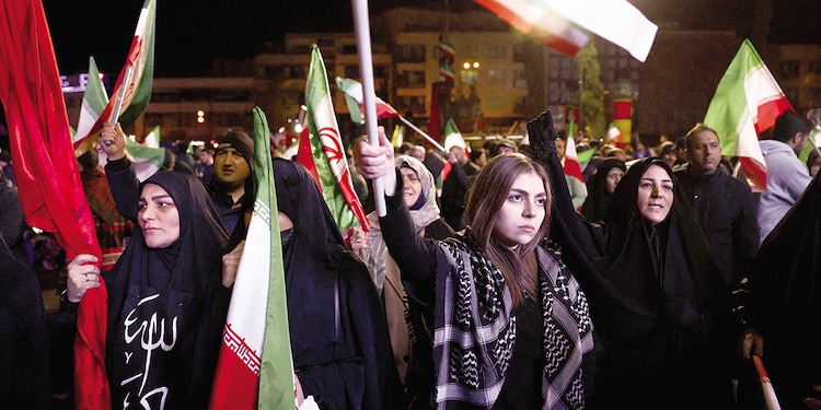 IRANÍES se reúnen después del alto al fuego, ayer