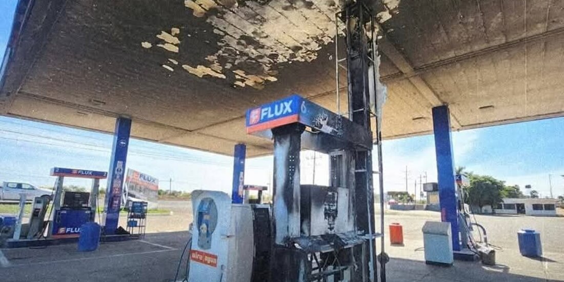 Esta gasolinera de la empresa Flux, ubicada en la sindicatura de Costa Rica, fue balaceada e incendiada, ayer.