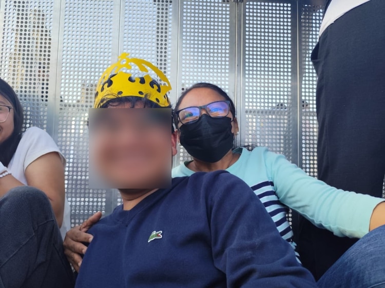 Emilia con uno de sus hijos con los que viajó desde Oaxaca para ver a Shakira