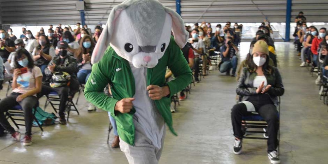 La botarga "Covidio" pone el ambiente entre los jóvenes de 18 a 29 años de edad que acuden pos su vacuna en la CDMX