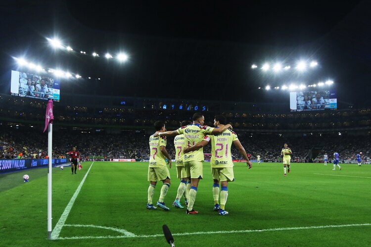 Futbolistas del América celebran uno de sus goles contra el Monterrey en el Estadio BBVA.