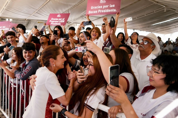 Presidenta Claudia Sheinbaum convive con jóvenes durante su gira de trabajo en Coahuila.