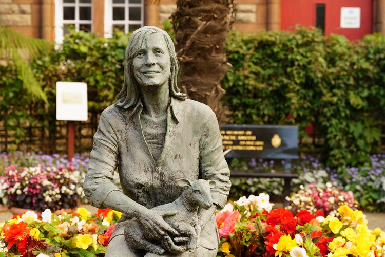 Una escultura que representa a la activista Linda McCartney.