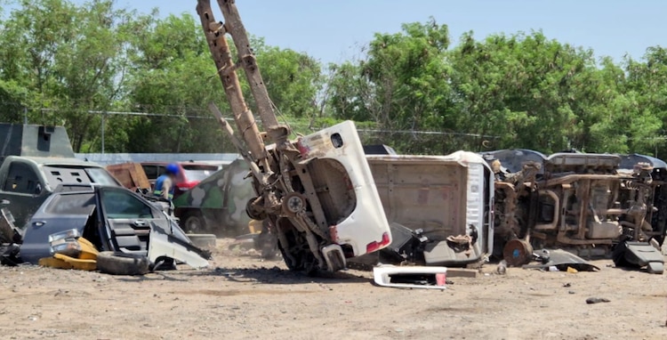 Destruye FGR vehículos ‘monstruos’ en imagen de archivo