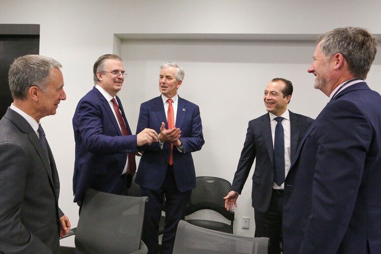 El secretario de Economía, Marcelo Ebrard, con delegación comercial estadounidense.