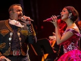 Pepe Aguilar regaña a Ángela Aguilar a medio concierto por su vestido "tan escotado" (VIDEO)