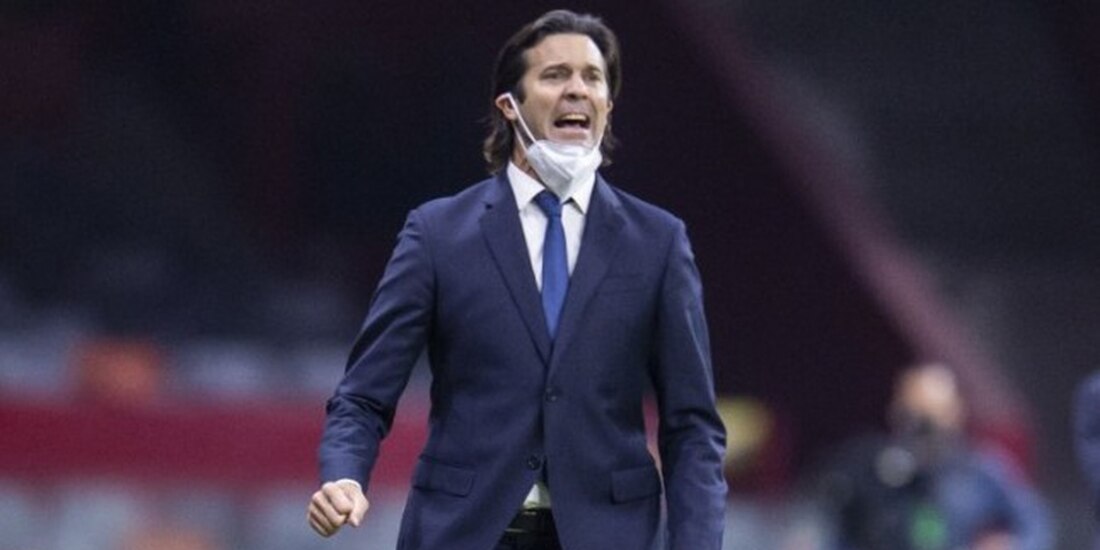 Santiago Solari da indicaciones en un partido del América en el Torneo Guard1anes 2021 de la Liga MX.