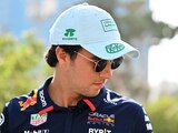 Checo Pérez usando la gorra de la edición del Gran Premio de México 2024