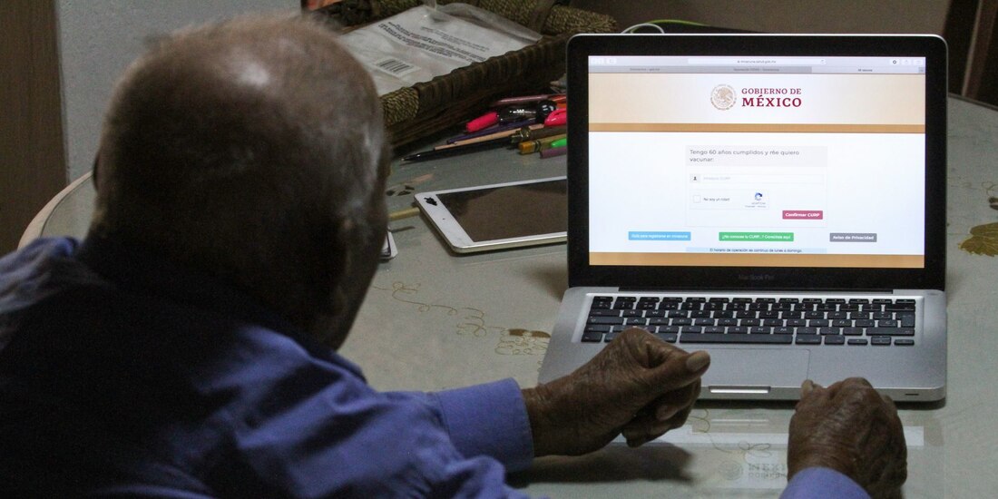 Adulto Mayor ingresa para obtener su folio de vacunación.