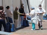 Familiares se presentaron en el Hospital General Tláhuac para recibir informes de sus seres queridos con Covid-19 por parte de los médicos