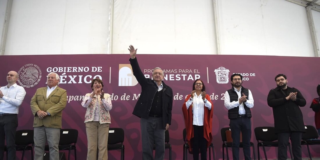 Presidente López Obrador (centro) defiende continuidad de programas sociales.