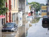 Varios automóviles, ayer, permanecían bajo el agua.
