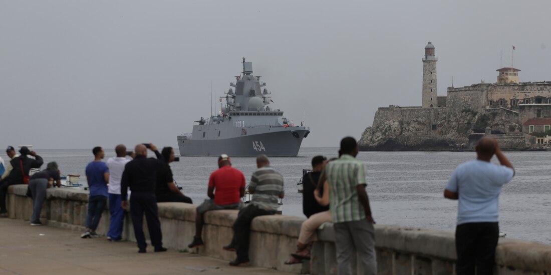 Residentes observan a distancia el arribo de una embarcación rusa, ayer.