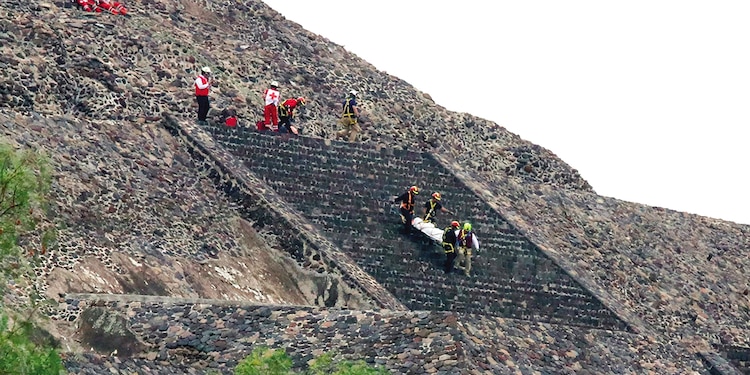 CRUZ ROJA y Protección Civil bajaron los cuerpos de las víctimas con ayuda de arneses y cuerdas de la segunda escalinata.