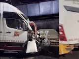 Combi choca contra camión en Nezahualcóyotl